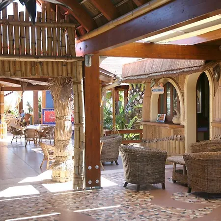 Oasi Ξενοδοχείο *